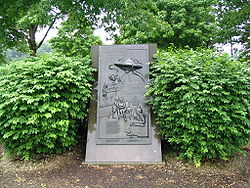 "Landingsite statue" by User ZeWrestler on en.wikipedia. Public Domain via Commons.